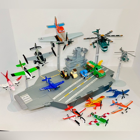 Disney Pixar Planes XL Aircraft Carrier + 16 Planes Fuel Tankers & Pitties - Picture 1 of 15
